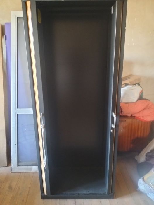 Шкаф металевий з полками