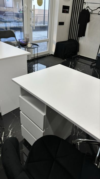 Здається місце для майстра манікюру