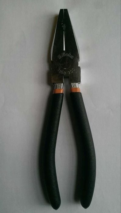 Alicate universal cromado com punhos em pvc beta novo.