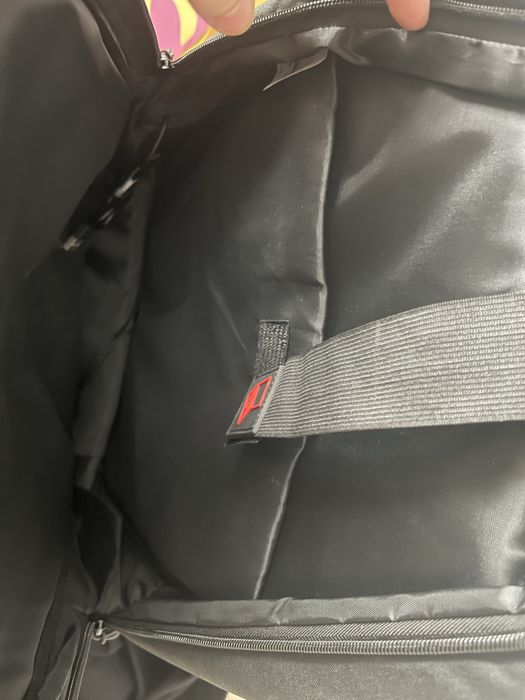 Plecak czarny z kieszenia na laptopa i kablem usb