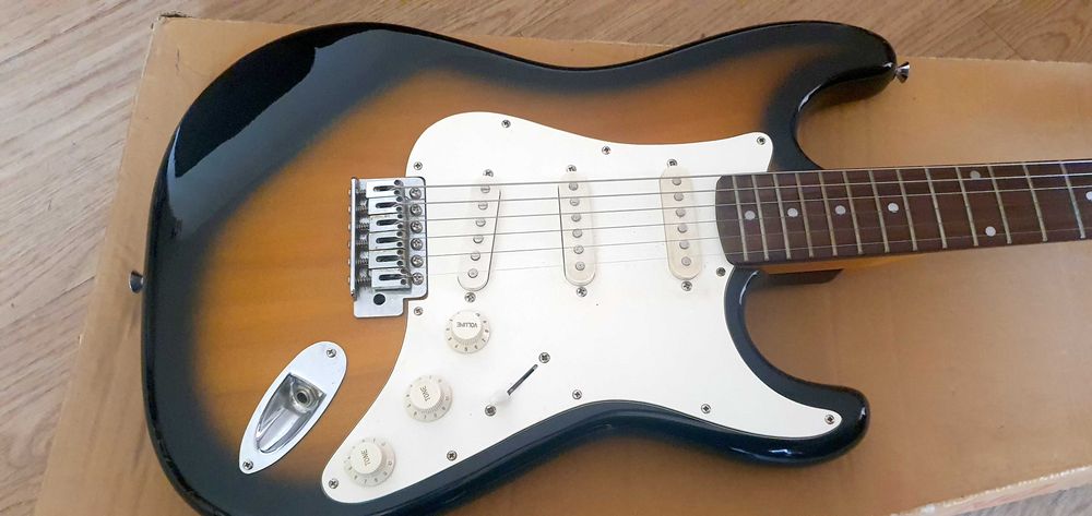Vendo guitara elétrica Epiphone EPI S300, de 1995. Imaculada!