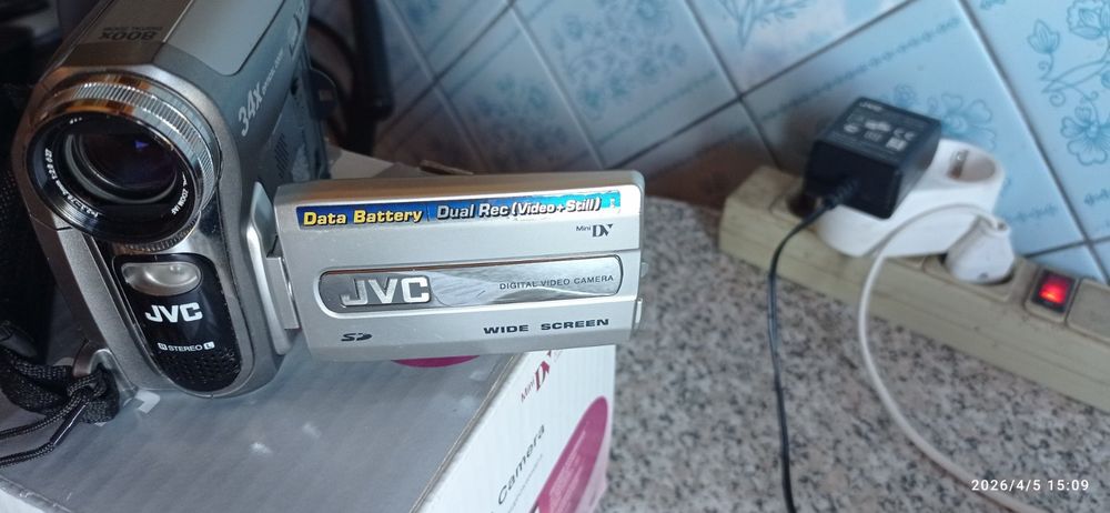 Продам видеокамеру JVC.