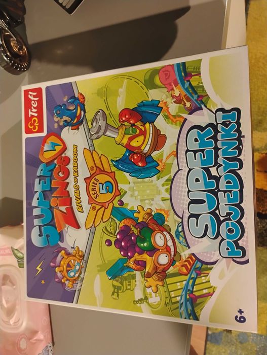 Figurki, pojazdy i gra planszowa Super Zings