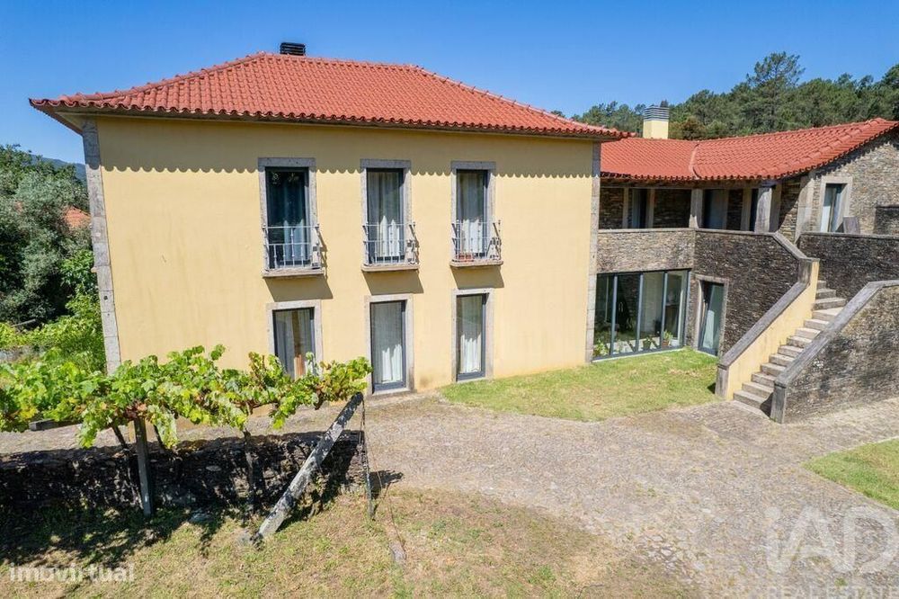 Moradia isolada T5 em Gondar e Orbacém de 401 m2