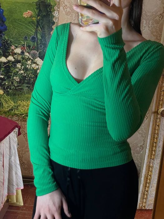 Жіноча облягаюча кофта чорна коротка топ з довгим рукавом в рубчик с м