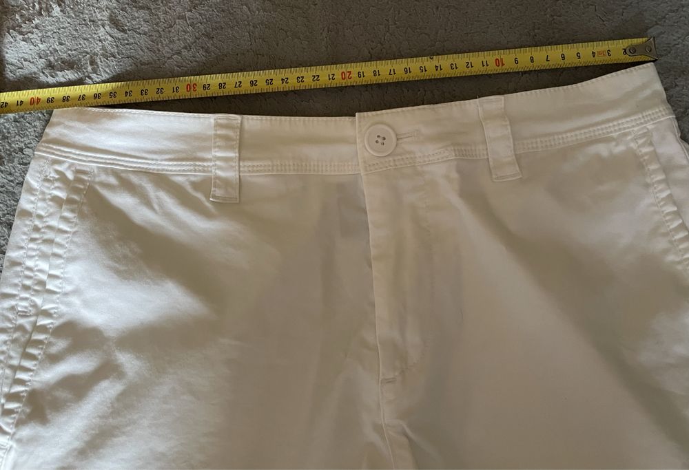 Oryginalne białe spodenki marki Armani Exchange.