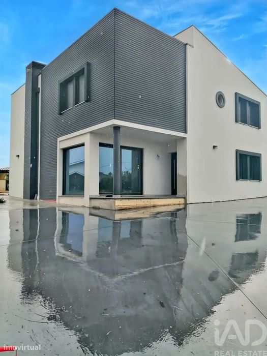 Casa T4 em Vale de Anta de 225,00 m2