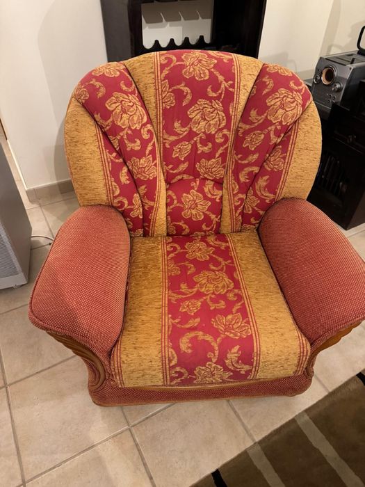 Poltrona em tecido com paineis de madeira. Estrutura perfeita