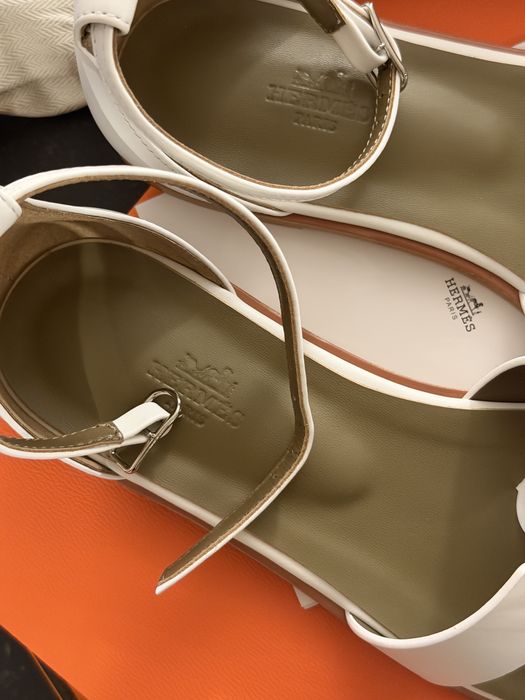 Hermès Santorini – białe sandały, skóra naturalna, wkładka 26 cm