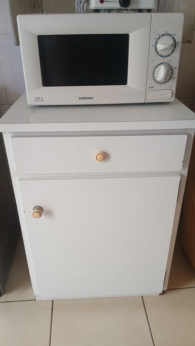 Móvel branco com gravata