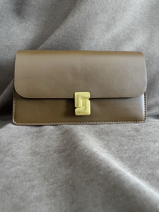 Коричнева сумочка клатч з ремінцем