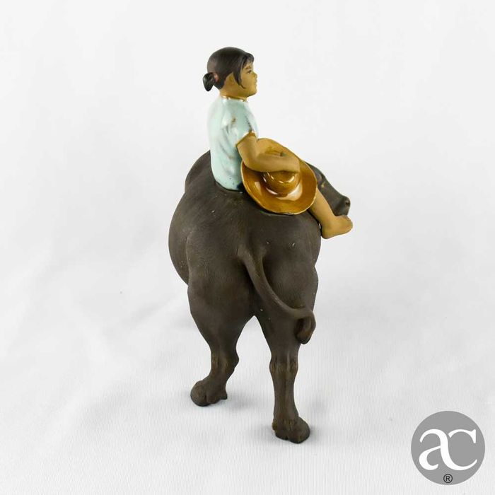 Búfalo de água com menina em cerâmica Shiwan – China