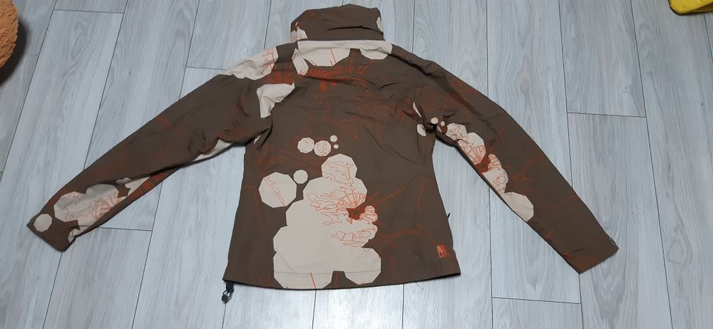 Продам ветровку nike acg