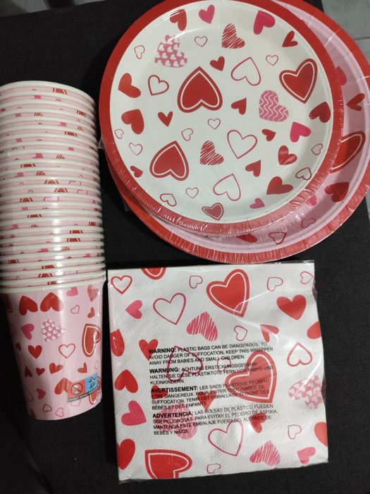Святковий набір паперового посуду (тарілки, стакани, серветки) з серде