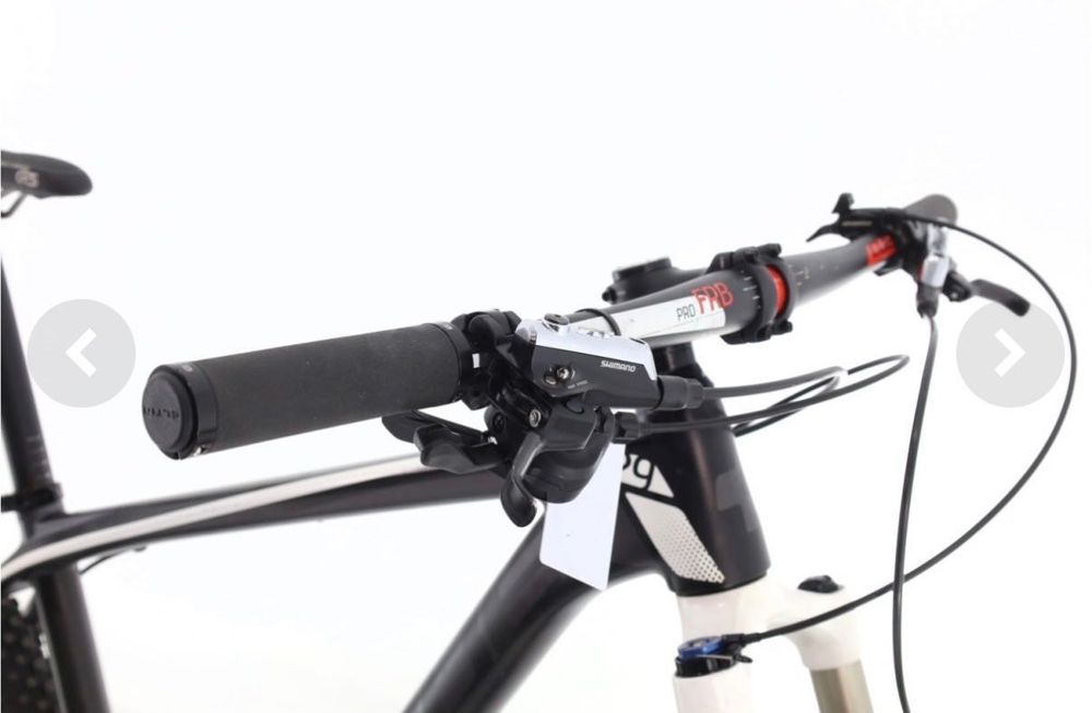 Bike BTT Cube Reaction Pro com rolo de treino