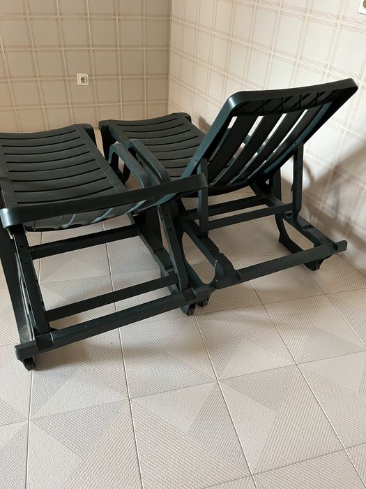 2 espreguiçadeiras verdes