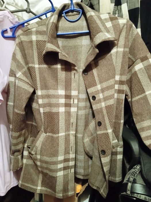 Пальто жіноче в клітинку бежевого кольору 44 розмір