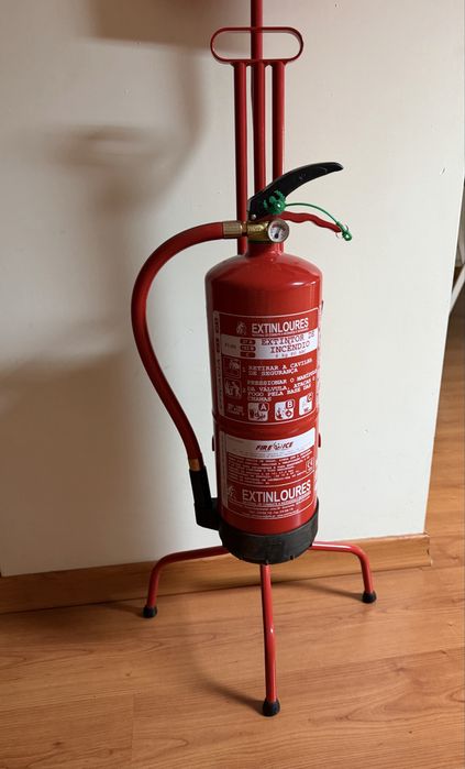 Suporte e Extintores de Incêndio ABC e CO₂ – Bom Estado