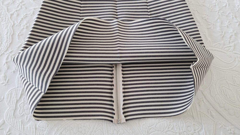 Saia as riscas cinza com fecho Lefties