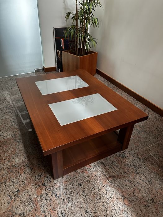 Mesa de centro em madeira e vidro