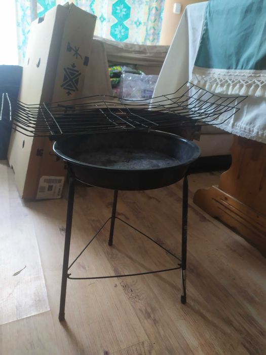 Grill ogrodowy z rusztami