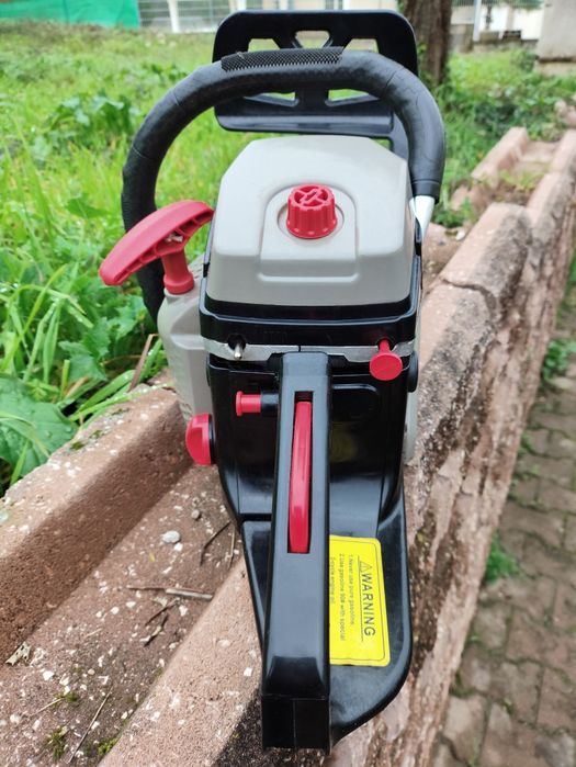 Motosserra com pouco uso.