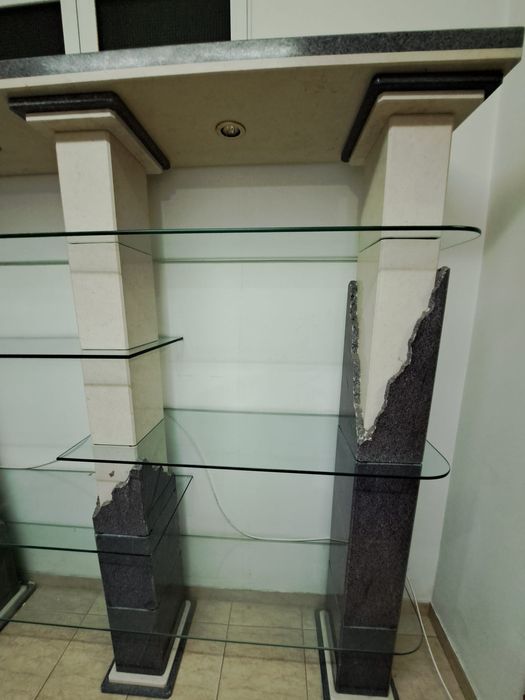 Móvel de mármore com prateleiras de vidro