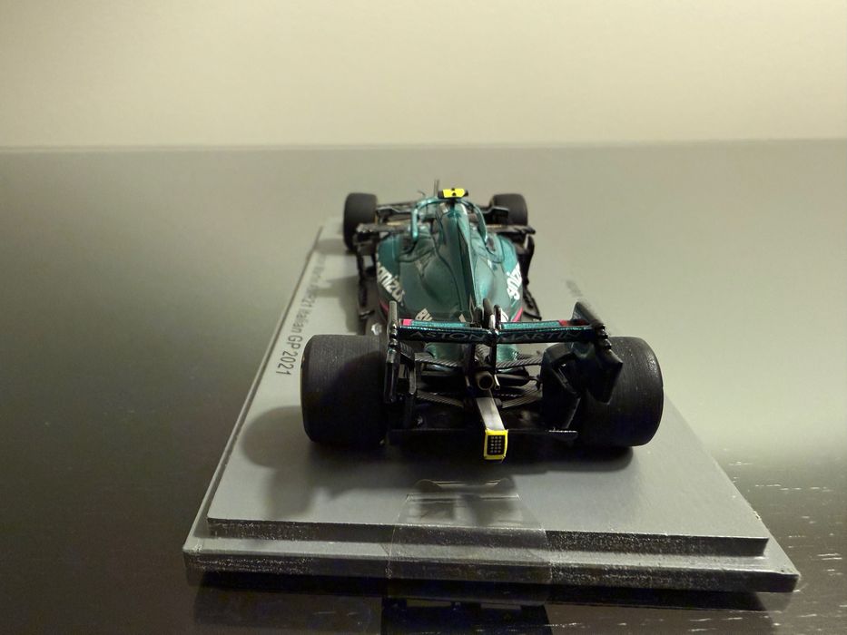 Miniatura Spark - Aston Martin – Sebastian Vettel | Especial 007