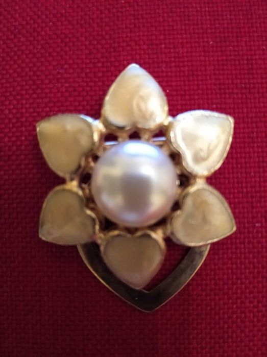 Broszka z perłą w kolorze złotym