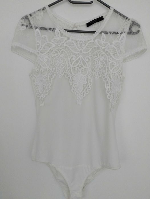 Białe body z koronkową aplikacją