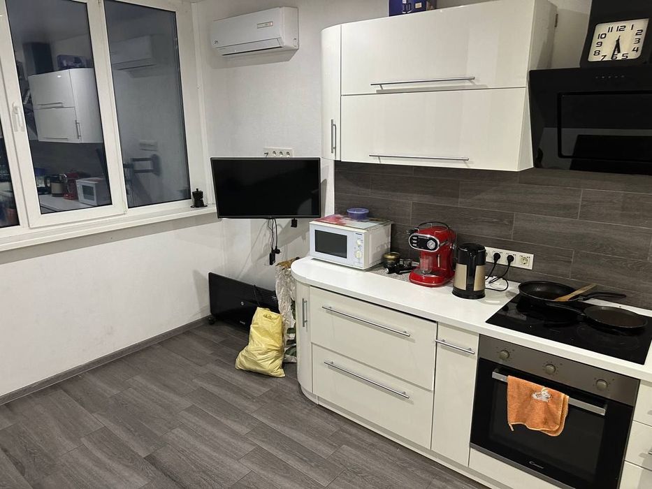 Кімната Позняки для дівчини без власників  є генератор для ліфту