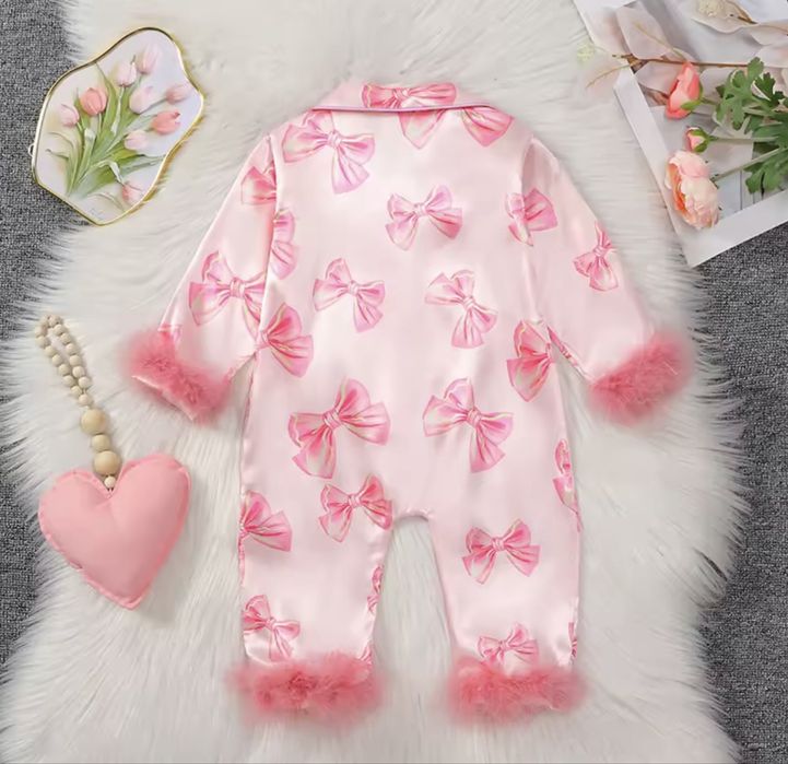 Атласна піжама з пірʼям для дівчинки