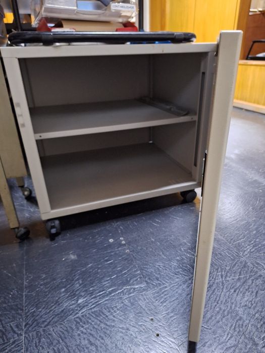 Móvel metálico  0,81 x 0,56 x0,57