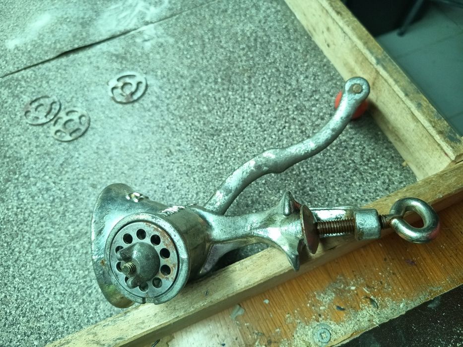Máquina de picar, moer carne manual antiga