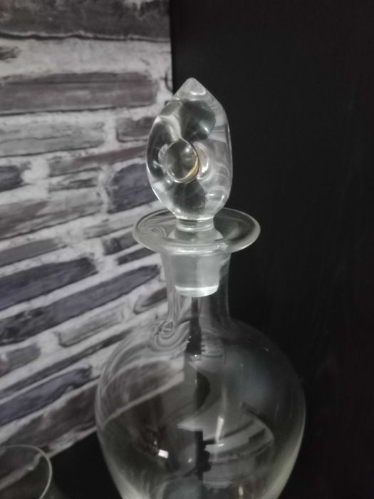 Conjunto Garrafa Licor grande trabalhada + 2 cálices .Cristal Atlantis