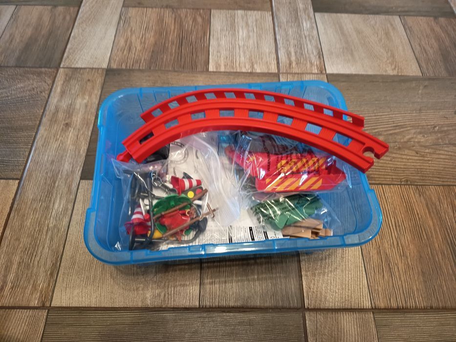 Nowa drewniana elektryczna kolejka z torami