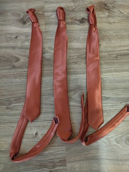 Krawaty rude z połyskiem - piękne. Zespół, artyści. Cena za 3 szt.