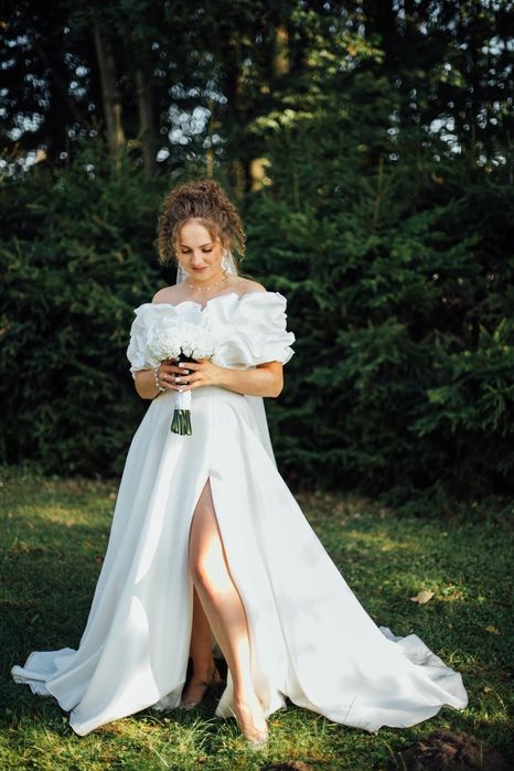 Весільна сукня.