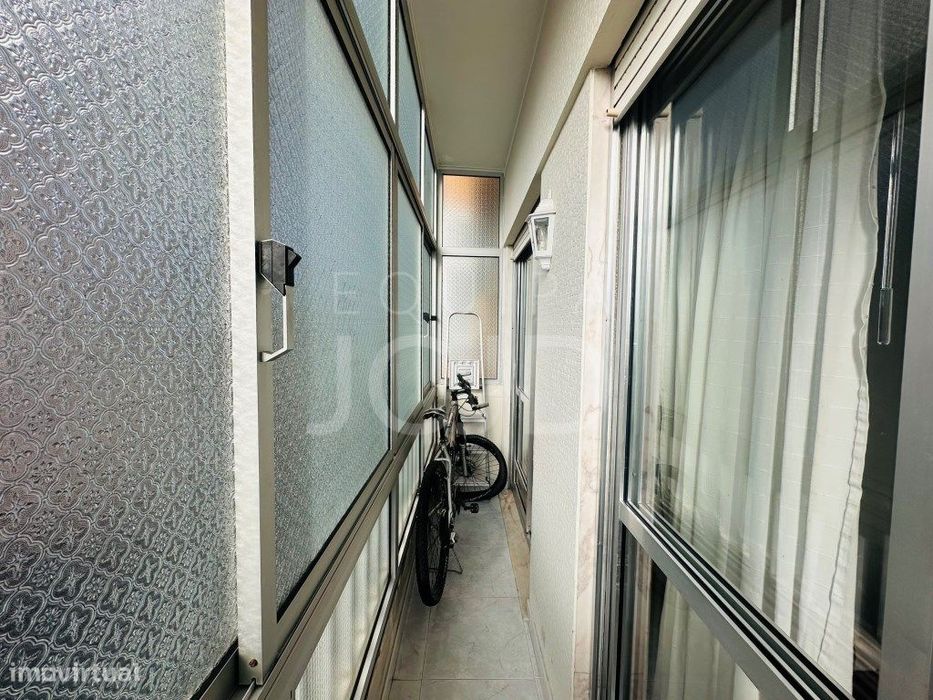 Apartamento T2 Renovado com Varanda e Elevador | Entrecampos, Lisboa
