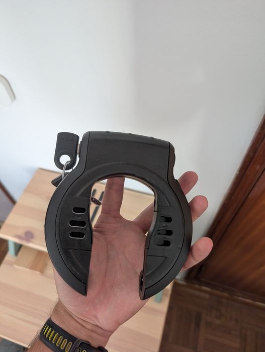 Cadeado de quadro bicicleta marca AXA Defender