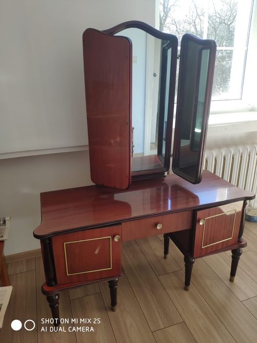 Sypialnia Toaletka w stylu kolonialnym z pufem plus duże łózko plus sz