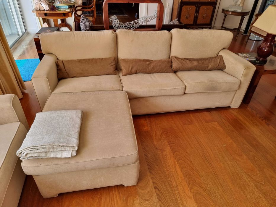 Conjunto de sofá e pufe bege