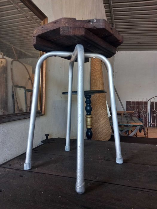 Banco rústico, assento octogonal de madeira escura, estrutura metalica três pernas  Altura 60cm Diâmetro 30cm