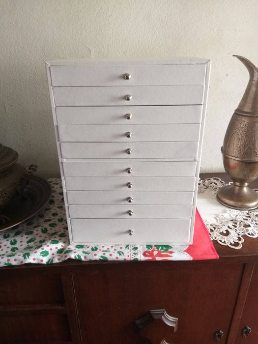 Guarda jóias branco como novo  impecável.