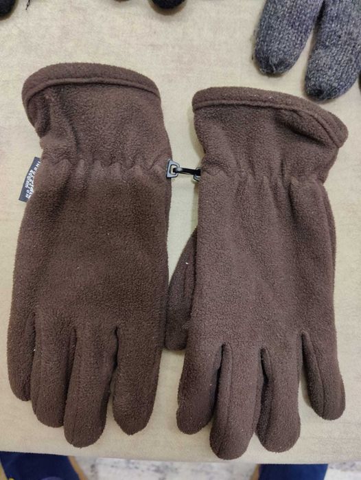 3 pares de luvas praticamente novas tam. M. 3€ cada ou todas 8€.