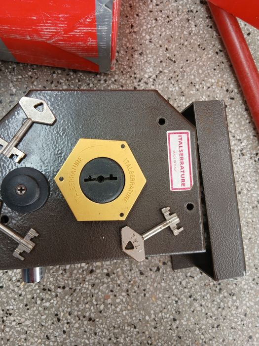 Fechaduras novas para portas ou portões