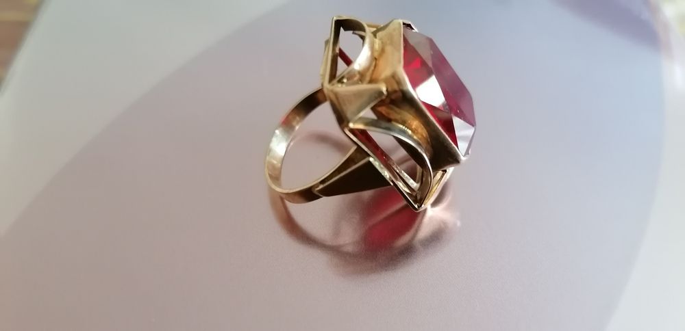 Pierścionek z rubinem