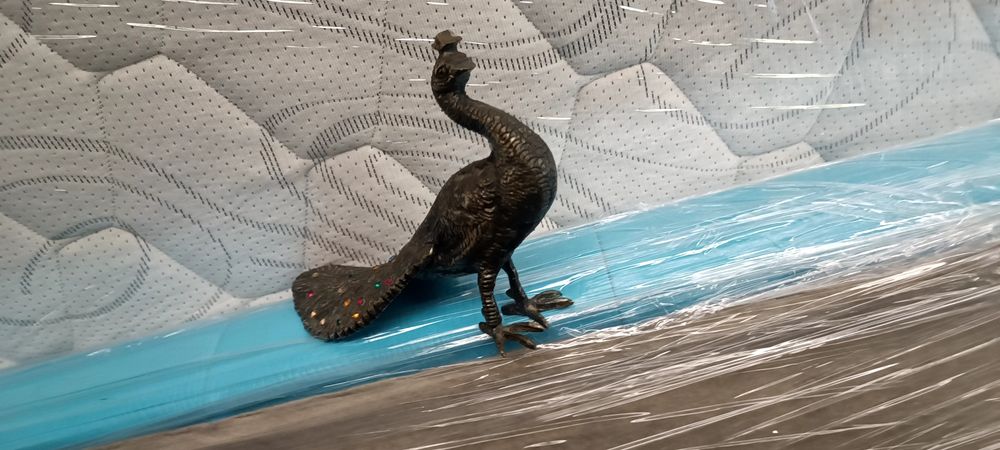 Escultura pavão em metal prateado