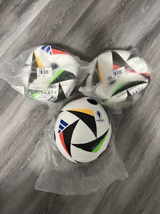 Футбольний м'яч Adidas EURO 2024 FUSSBALLLIEBE TRAINING IN9366 розмір5