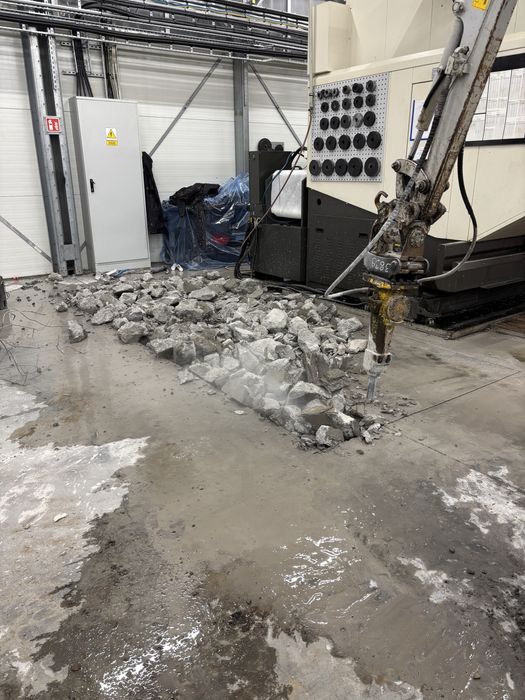 Koparka z młotem hydraulicznym– kucie betonu, rozbiórki